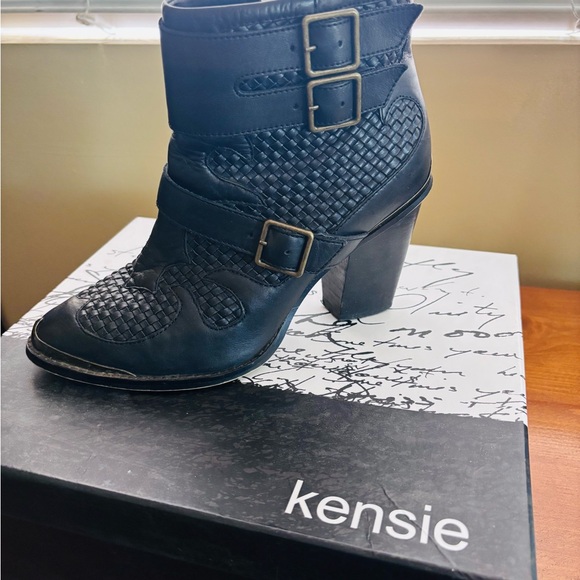 Kensie Women's Black Textured Heeled Boots - Picture 1 of 2